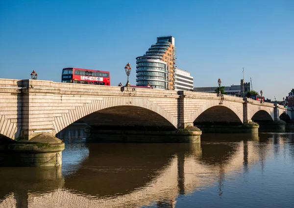 ロンドン イギリス イギリス 2019年8月25日 晴れた日のテムズ川の水に映るパトニー橋 — ストック写真