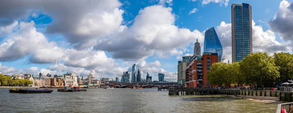 晴れた日にはテムズ川とロンドンの金融街のパノラマビュー — ストック写真