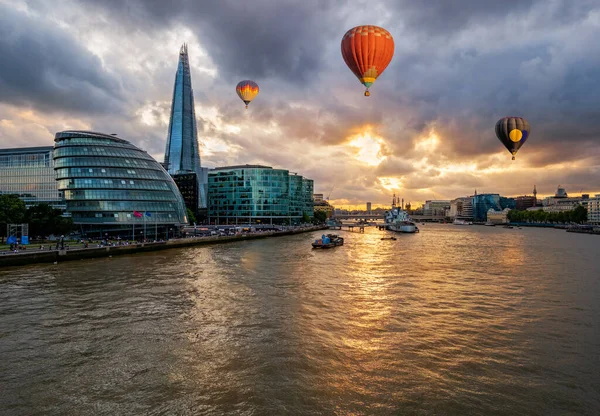テムズ川は夕日に照らされ ロンドンの川岸には有名なランドマークがあります — ストック写真