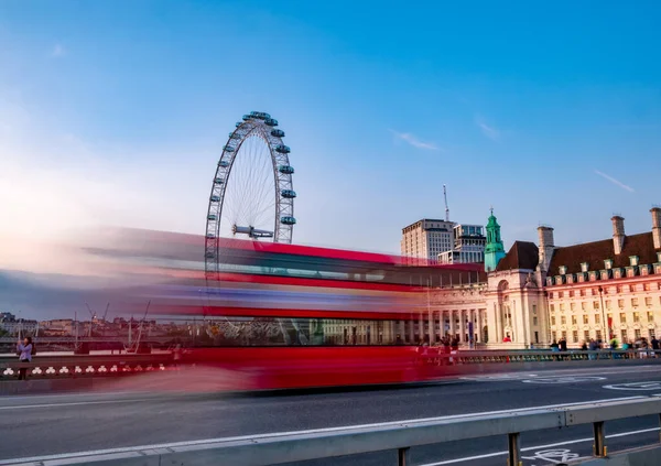 Длительное Фотографирование Двухэтажного Красного Автобуса Мосту Вестминстерского Аббатства Против Лондонского — стоковое фото