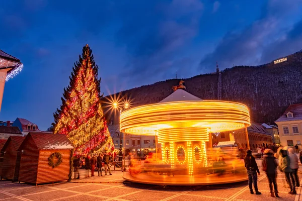 Menschen Feiern Weihnachten Freien Brasov Stadt Mit Traditionellen Baum Und — Stockfoto