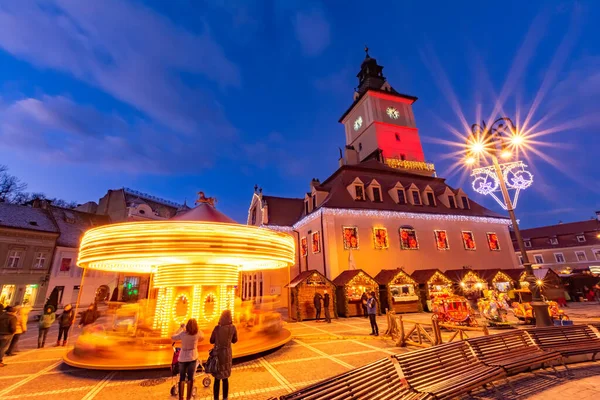 Mensen Vieren Kerstvakantie Buiten Brasov Stad Met Traditionele Boom Verlichting — Stockfoto