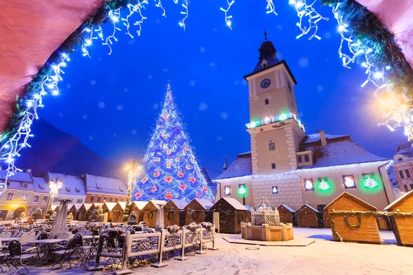 Cena Natal Livre Com Luzes Decorativas Árvore Cidade Brasov Nas — Fotografia de Stock