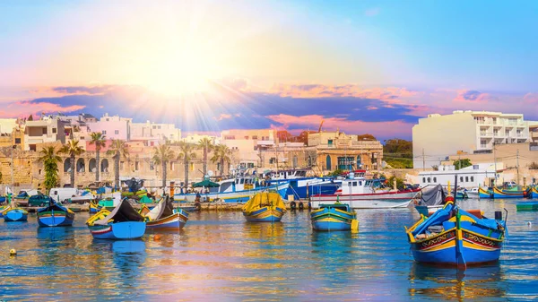 Belo Panorama Porto Valletta Malta Com Barcos Arquitetura Iluminada Pela — Fotografia de Stock