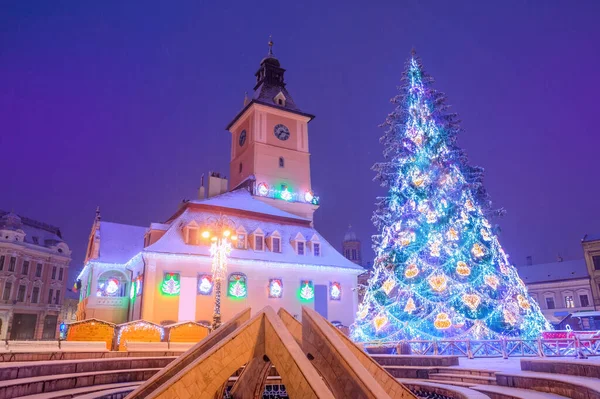 Bela Árvore Natal Perto Casa Conselho Praça Principal Cidade Brasov — Fotografia de Stock