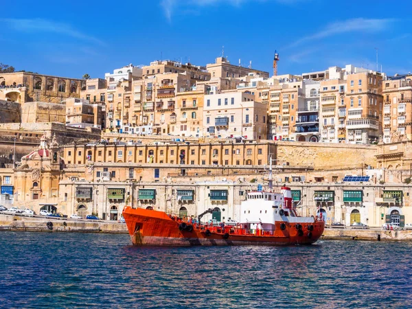 Antiga Arquitetura Histórica Uma Lancha Vermelha Porto Valletta Capital Malta — Fotografia de Stock