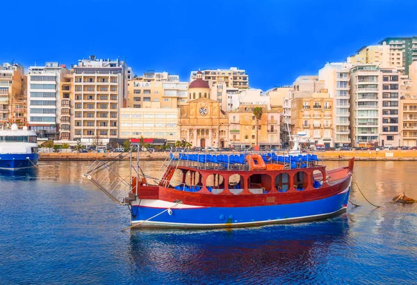 Традиционная Архитектура Небольшой Корабль Знаменитой Гавани Мальты Закате — стоковое фото