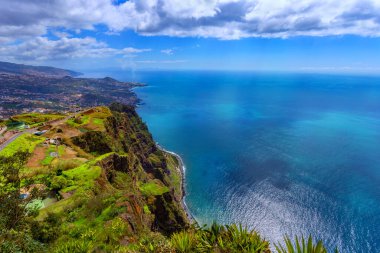 Madeira adasındaki sahil manzarası ve mavi Atlantik Okyanusu, Cabo Girao bakış açısı, Portekiz