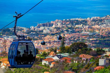 Portekiz 'in Madeira adasında geleneksel teleferikli Funchal başkentinin havadan görünüşü.