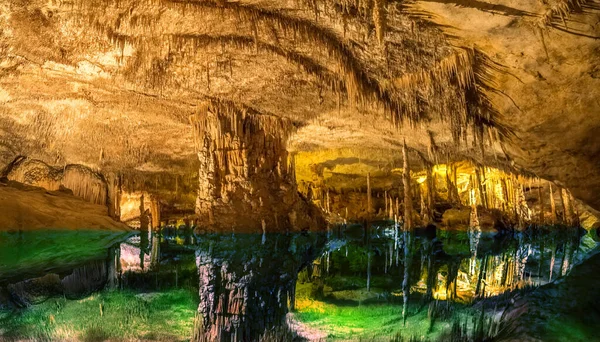 Blick Auf Den Smaragdgrünen See Cuevas Del Drach Auf Mallorca — Stockfoto