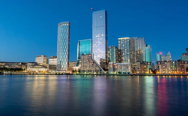 Distrito Financeiro Cidade Londres Canary Wharf Refletiu Sobre Rio Tâmisa — Fotografia de Stock