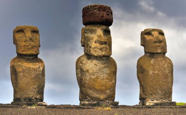 Bulutlu gökyüzü, Paskalya Adası, Şili 'ye karşı üç moai heykelinin yakın görüntüsü (Rapa Nui)