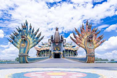 Tayland tapınağındaki beş başlı ejderha heykeli, Luang Por Koon wat Ban Rai, Dan Khun Thot, Nakhon Ratchasima.