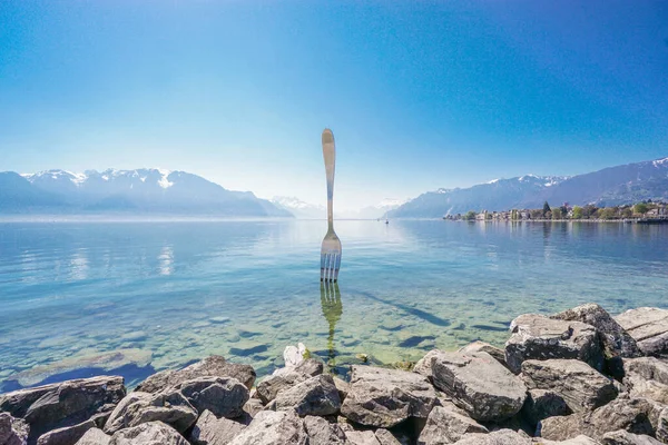 Cenevre Gölü, Vevey, İsviçre 'nin sularındaki dev çelik çatal. Çatal 1995 yılında Alimentarium, Veveys Gıda Müzesi' nin 10. yıldönümü münasebetiyle açıldı.