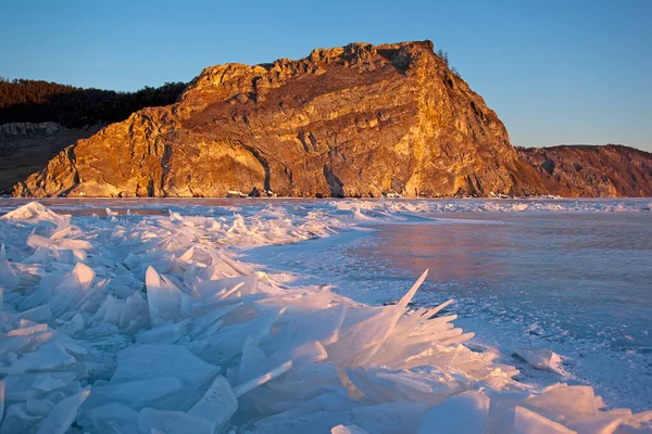 Baykal Gölü, Olkhon Adası. Fotoğraf Mart ayında bir sabah çekildi. Yılın bu zamanında Baykal Gölü çok güzeldir. Altın dağlar, buz hörgüçleri, şeffaf buz.