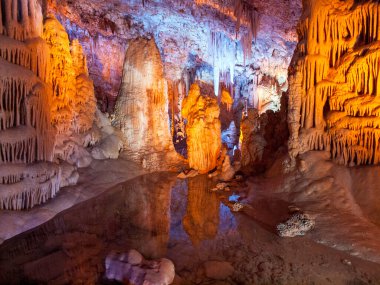 Fotoğraf İsrail 'de Beit bölgesinde çekildi. Shemesh, Sorek sarmaşık mağarasında..