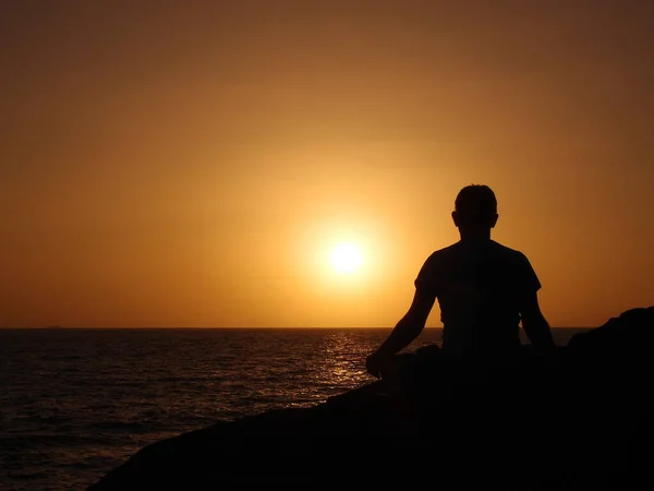 OLYMPUS Dijital CAMERA.Tenerife. Günbatımında Atlantik Okyanusu kıyısında meditasyon. 