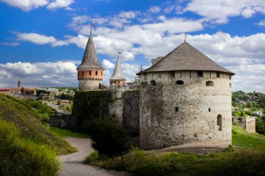 Eski kalenin kuleleri. Antik kale. Güzel kale duvarları. Tarihi bina.