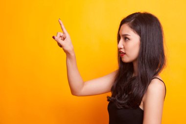 Asyalı kadın belgili tanımlık perde ile sarı arka plan parmağına dokunmak