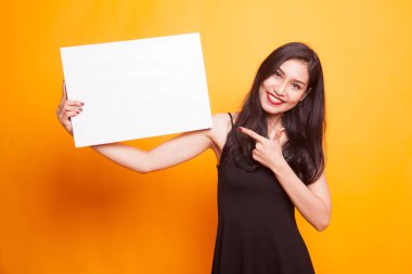 Genç Asyalı kadın Haritayı başparmak yukarıya beyaz boş sarı arka plan üzerinde oturum