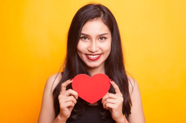 Genç Asyalı kadın hasta ve grip üzerinde sarı arka plan var