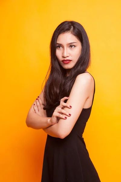 Sarı Arka Plan Üzerinde Güzel Genç Asyalı Kadın Portresi — Stok fotoğraf