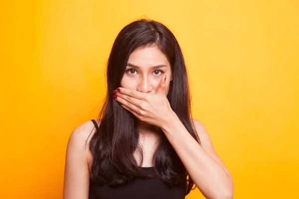 Jeune Femme Asiatique Colère Pointent Vers Caméra Sur Fond Jaune — Photo