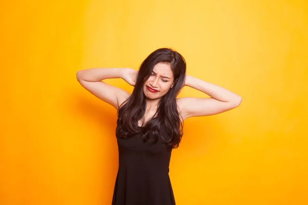 Genç Asyalı Kadın Kendini Noktada Sormak Neden Bana Sarı Zemin — Stok fotoğraf