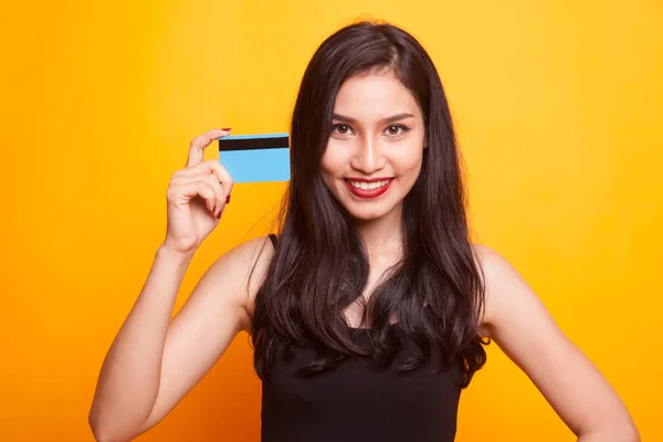 Jovem Mulher Asiática Apontar Para Cartão Branco Fundo Amarelo — Fotografia de Stock