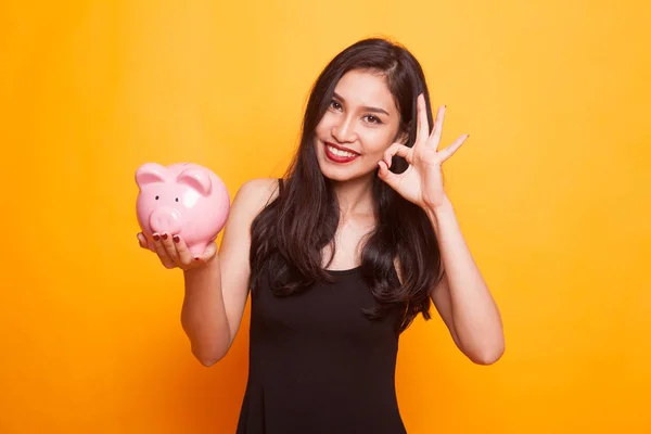 Mulher Asiática Mostrar Sinal Vitória Com Banco Moeda Porco Fundo — Fotografia de Stock