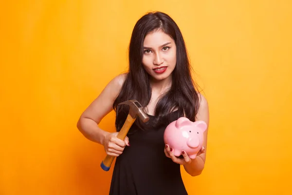 Mulher Asiática Com Banco Moedas Porco Martelo Fundo Amarelo — Fotografia de Stock