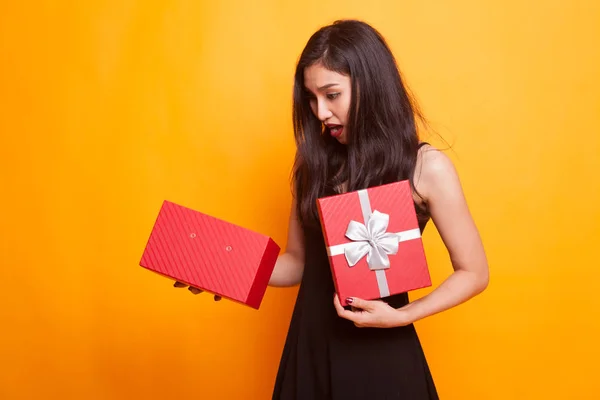 Молодая Азиатка Открывает Подарочную Коробку Желтом Фоне — стоковое фото