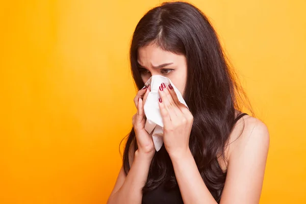 Jonge Aziatische Vrouw Kreeg Zieken Griep Gele Achtergrond — Stockfoto