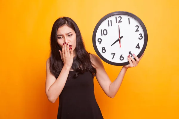 Sleepy Young Asian Woman Clock Morning Yellow Background — Stock Photo, Image