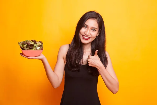 Mulher Asiática Saudável Mostrar Sinal Vitória Com Salada Fundo Amarelo — Fotografia de Stock