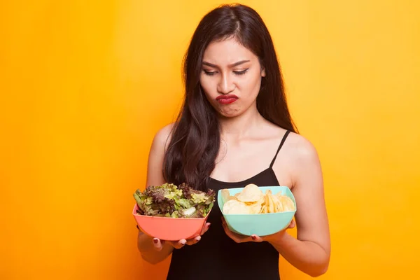 Mujer Asiática Joven Con Papas Fritas Ensalada Sobre Fondo Amarillo —  Fotos de Stock