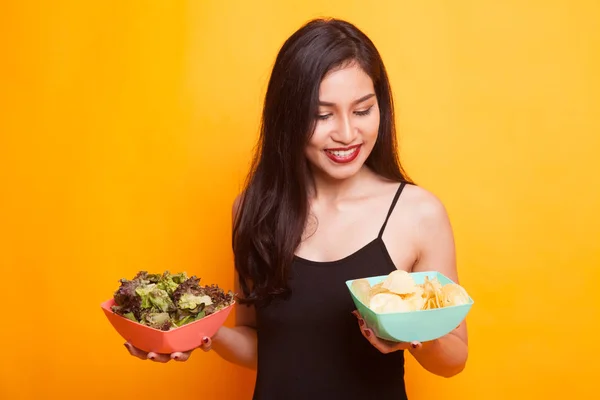 Jovem Mulher Asiática Com Batatas Fritas Dizer Não Salada Fundo — Fotografia de Stock