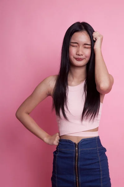 Jovem Mulher Asiática Ficou Doente Dor Cabeça Fundo Rosa — Fotografia de Stock