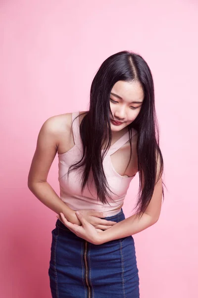 Młoda Azjatka Ból Brzucha Różowym Tle — Zdjęcie stockowe
