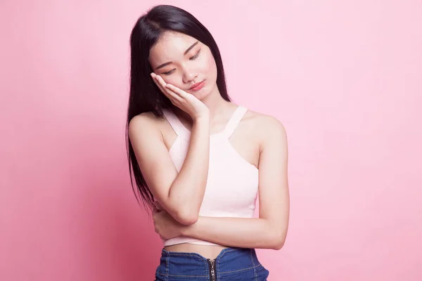 美しい若いですアジアの女性取得退屈上のピンクの背景 — ストック写真