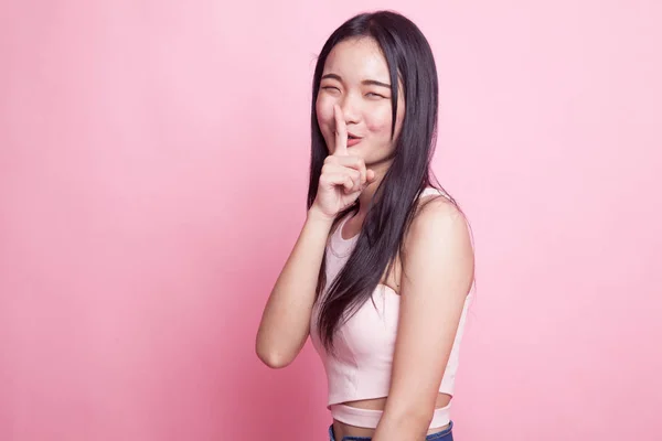 Азійська Дівчинка Показує Досить Ручний Знак Рожевому Фоні — стокове фото
