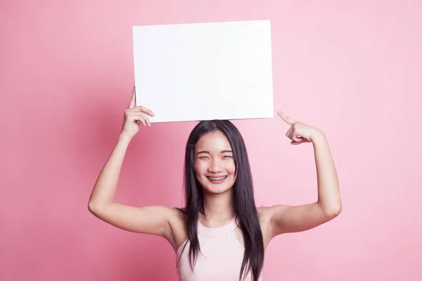 Joven Asiática Punto Blanco Signo Sobre Fondo Rosa —  Fotos de Stock