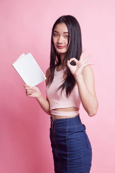 Joven Mujer Asiática Muestran Con Libro Sobre Fondo Rosa —  Fotos de Stock