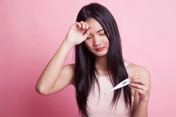 Joven Mujer Asiática Enfermó Gripe Rosa Fondo — Foto de Stock