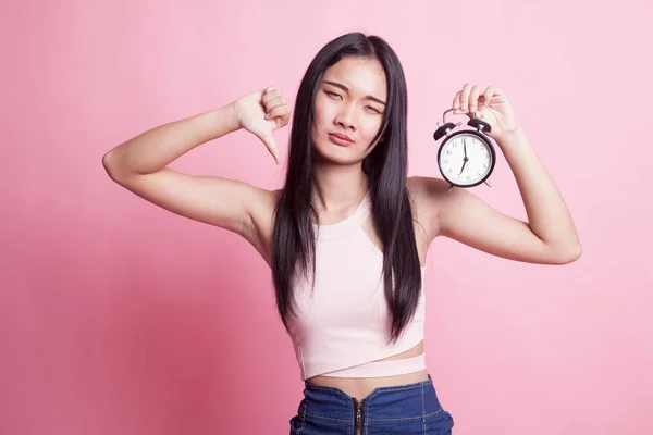 Jeune Femme Asiatique Pouces Vers Bas Avec Une Horloge Sur — Photo