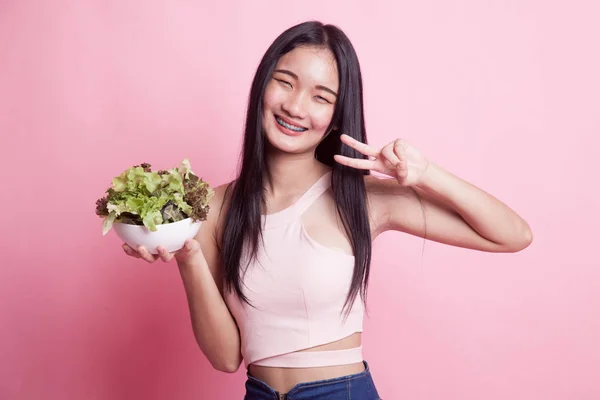 Saludable Mujer Asiática Mostrar Signo Victoria Con Ensalada Sobre Fondo —  Fotos de Stock