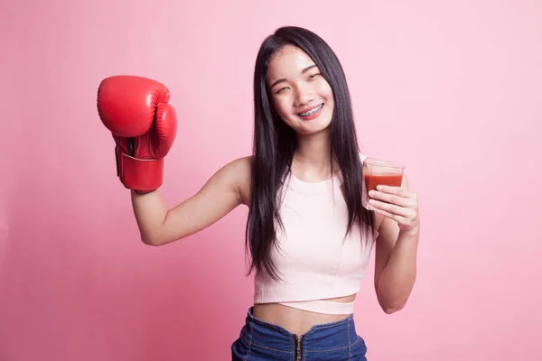 Joven Mujer Asiática Con Jugo Tomate Guante Boxeo Sobre Fondo —  Fotos de Stock