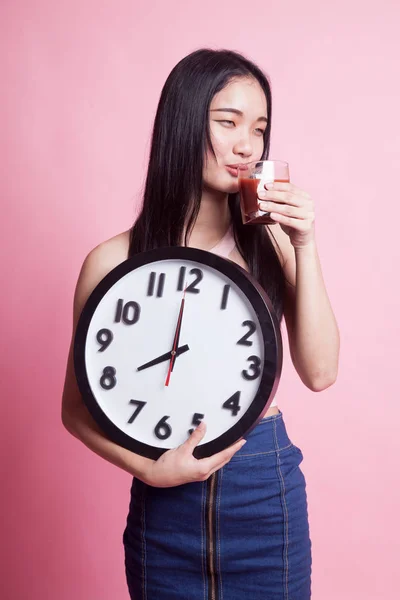 Joven Mujer Asiática Con Jugo Tomate Reloj Sobre Fondo Rosa — Foto de Stock