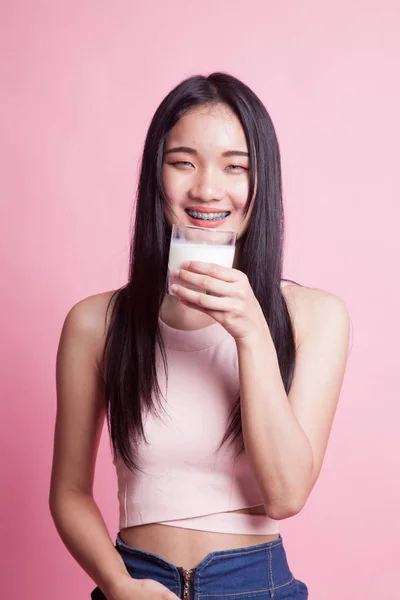 Saludable Mujer Asiática Bebiendo Vaso Leche Sobre Fondo Rosa —  Fotos de Stock