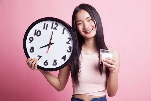Saludable Mujer Asiática Bebiendo Vaso Leche Celebrar Reloj Sobre Fondo — Foto de Stock